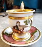 Soucoupe en porcelaine fine datant du Second Empire.